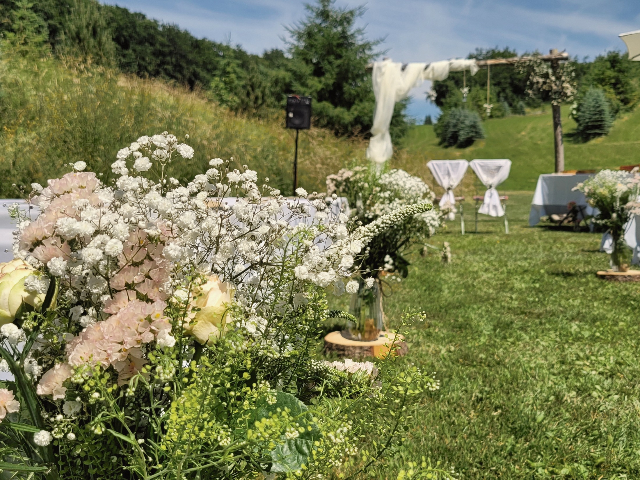 Blumen und Trauplatz für eine freie Trauung im Grünen